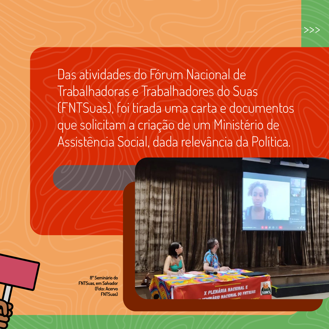 Card vermelho traz foto da Plenária do FNTSuas, duas pessoas estão numa mesa olhando para um telão