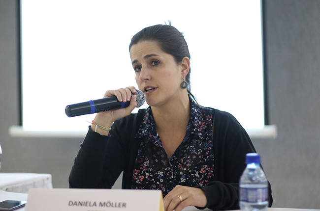 Foto da conselheira do CFESS Daniela Möller, apresentando dados sobre as COFIs CFESS-CRESS 