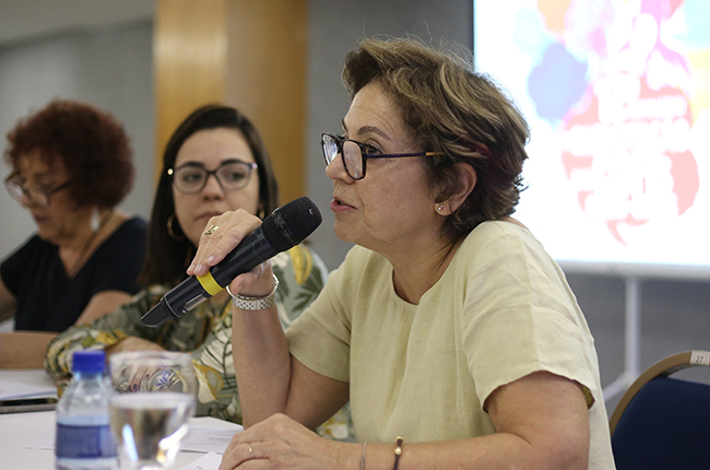 Foto mostra a conselheira Tânia na mesa de debates