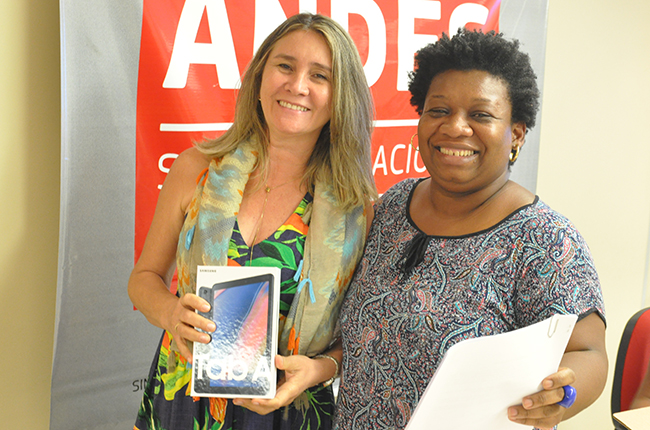 Imagem mostra a agente fiscal do CRESS e a coordenadora da Cofi/CFESS exibindo a tablet
