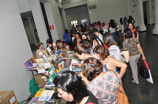Imagem de participantes nas livrarias que expõem no evento