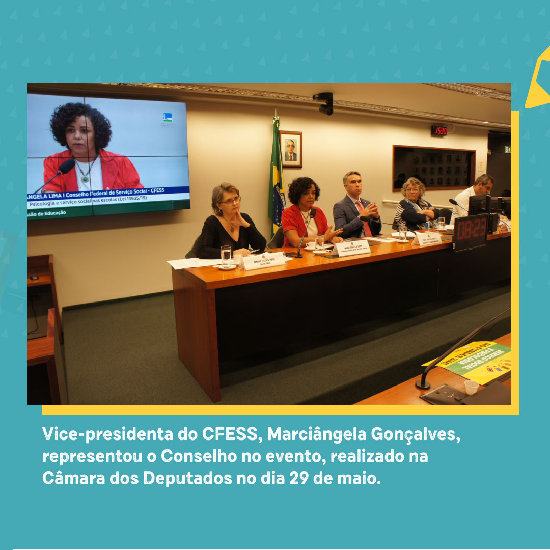 Imagem mostra a mesa de palestrantes da audiência, no momento em que a vice-presidenta do CFESS, Marciângela Gonçalves, fala para as pessoas presentes.