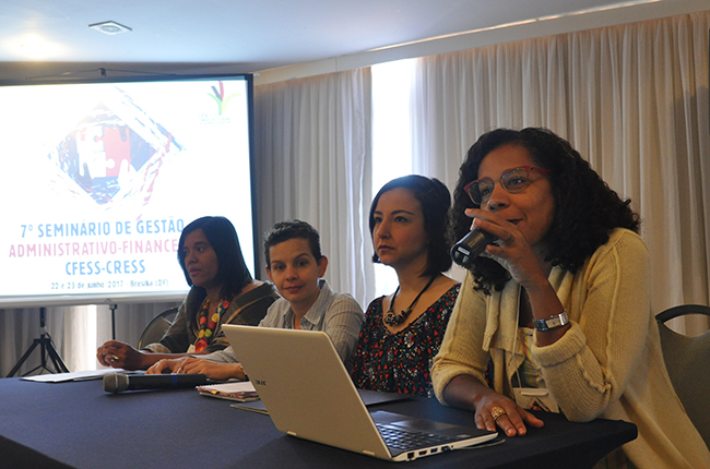 Mesa de abertura do evento, com a fala da conselheira Josiane Soares