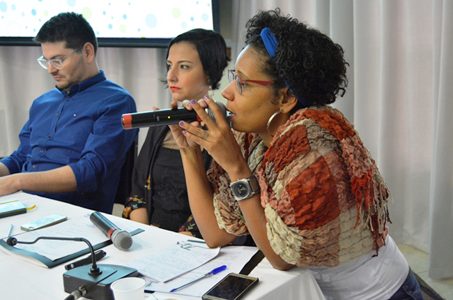 Imagem da mesa coordenadora do evento, com o assessor jurÃ­dico do CFESS, Vitor Alencar, e as conselheiras Elaine Pelaez e Josiane Soares