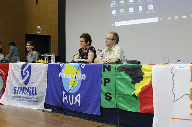 Imagem mostra a conselheira do CFESS Daniela Castilho na mesa que coordenou as atividades da conferência no segundo dia.