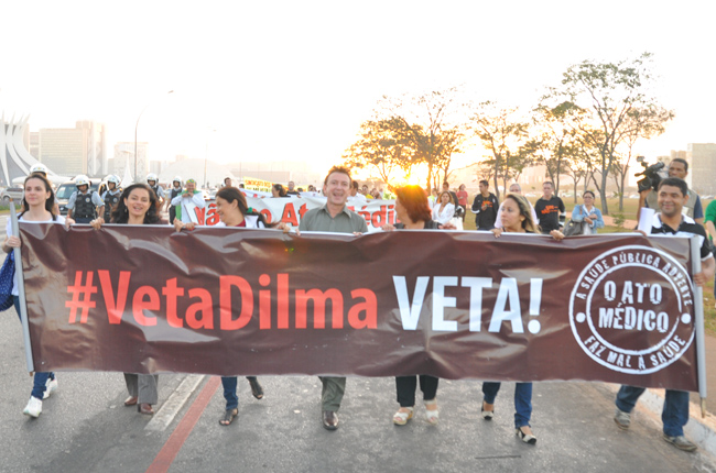 Foto da manifestação contra o Ato Médico, em Brasília (DF), reuniu centenas de pessoas representando diversas profissões da saúde