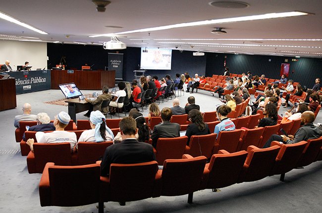 Imagem mostra o auditório do STF durante a audiência pública.