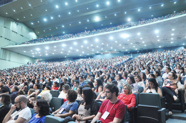 Imagem do auditório lotado durante a segunda conferência do CBAS