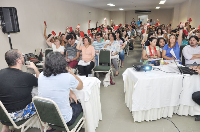 Participantes votam propostas em um dos eixos temáticos (foto: Diogo Adjuto)