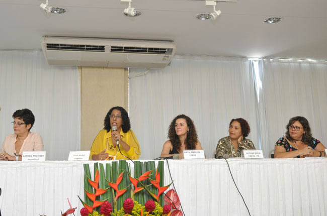 Mesa da tarde reuniu  a jornalista Sandra Machado, a linguista Jonê Baião e a assistente social Kênia Figueiredo (foto: Rafael Werkema)