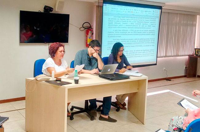 Conselheiras do CFESS Nazarela Rego (esq.) e Sandra Teixeira (dir.), juntamente com o assessor jurídico Vitor Alencar, participaram do debate (foto: CFESS)
