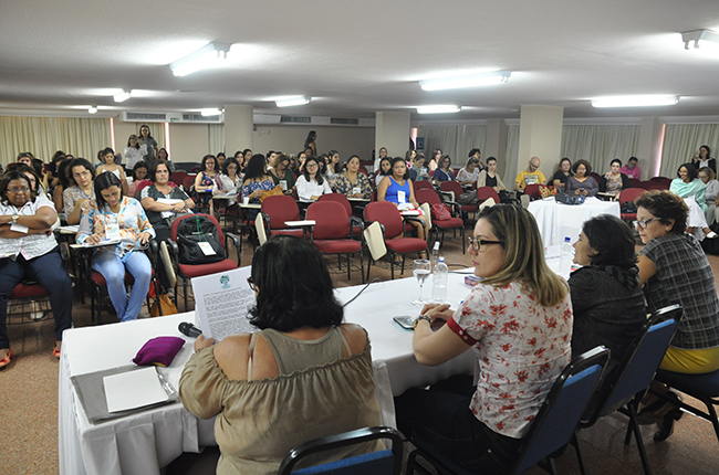 Foto mostra imagem de participantes do Seminário acompanhando as palestras