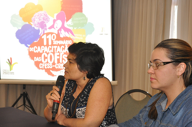 Imagem mostra a vice-presidente do CFESS Daniela Neves na mesa de encerramento