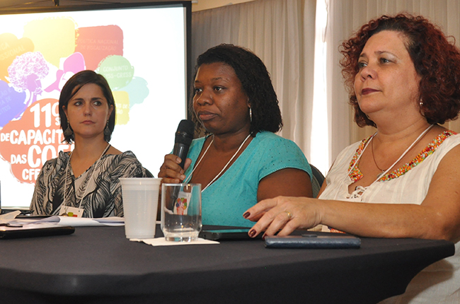 Imagem mostra as conselheiras do CFESS Daniela Moller, Solange Moreira e Nazarela Rêgo