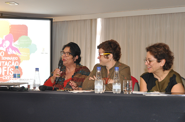 Imagem mostra a assessora jurídica do CFESS Sylvia Terra e as conselheiras Daniela Castilho e Tânia Ramos, em mesa de debates