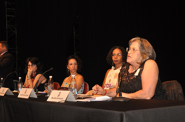 Imagem mostra palestrantes na conferência sobre os 80 do Serviço Social no Brasil. 