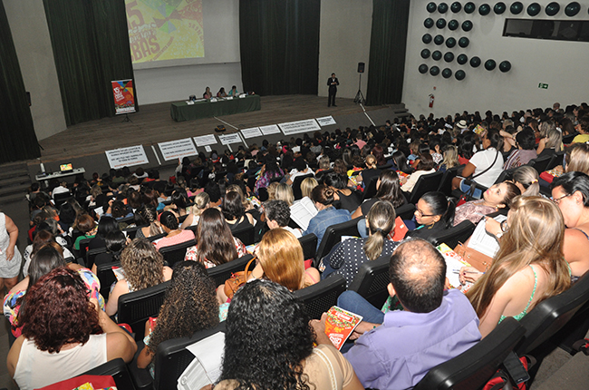 Imagem mostra plenária cheia de pessoas