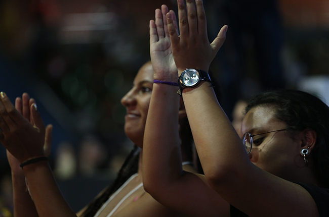 Foto de duas mulheres negras no ginásio aplaudindo 