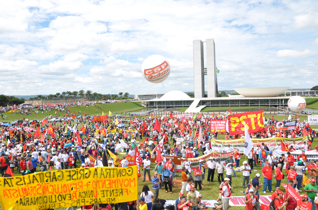 Foto de manifestantes tomando conta de todo o gramado do Congresso Nacional