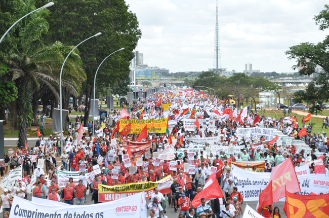 Foto da Esplanada dos Ministérios, em Brasília, tomada por mais de 20 mil pessoas da marcha unificada