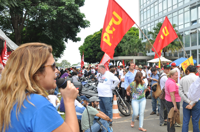 Foto da conselheira do CFESS Juliana Melim durante o ato político em frente ao Ministério da Educação