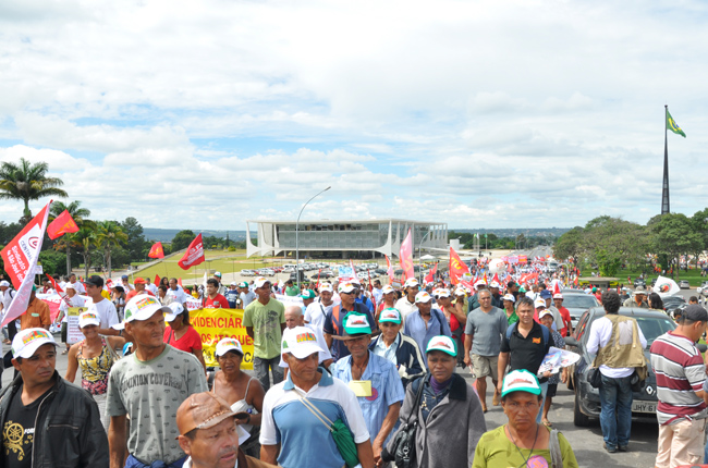 Foto da marcha chegando ao Congresso Nacional