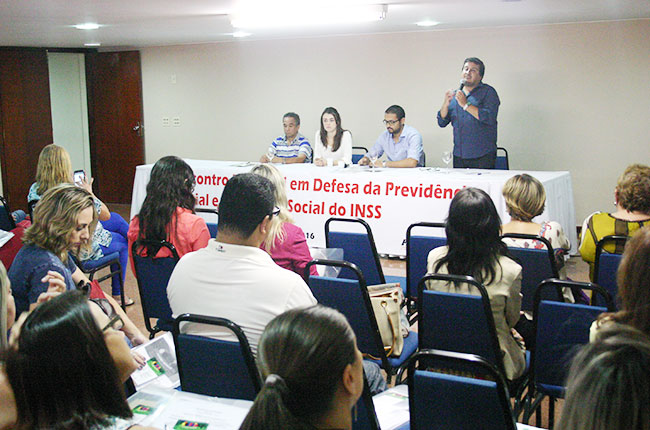 Imagem do conselheiro do CFESS Maurilio Matos na mesa de abertura do evento 