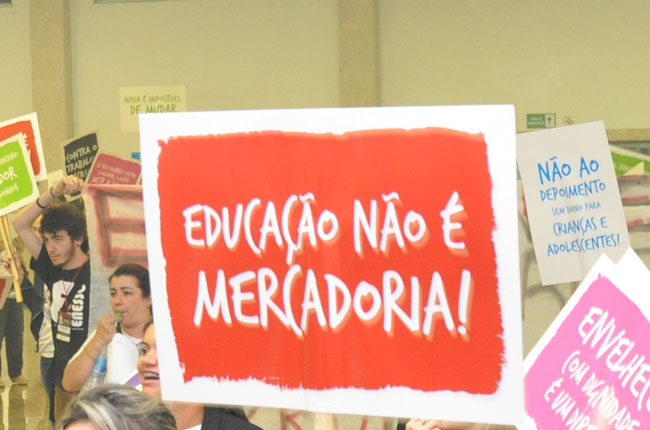 Imagem de um cartaz com os dizeres: educação não é mercadoria