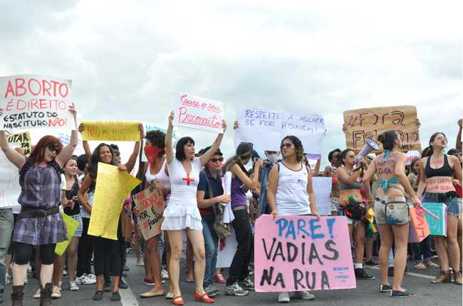Foto de mulheres segurando cartazes reafirmando o descontentamento com o Estatuto do Nascituro
