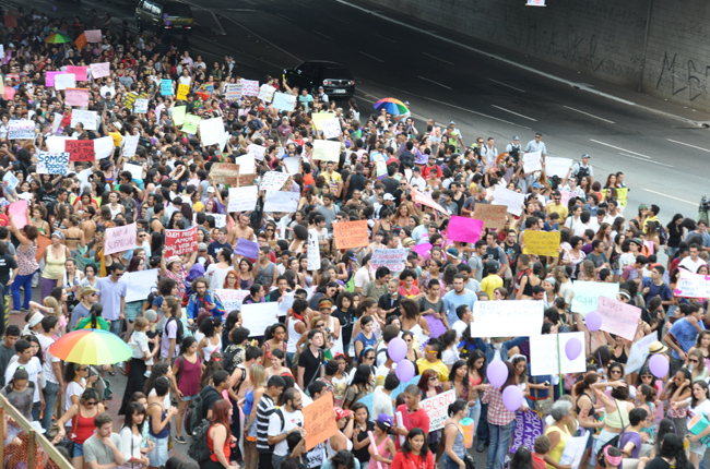 Foto da Marcha das Vadias do Distrito Federal, que reuniu cerca de 3 mil pessoas em Brasília 
