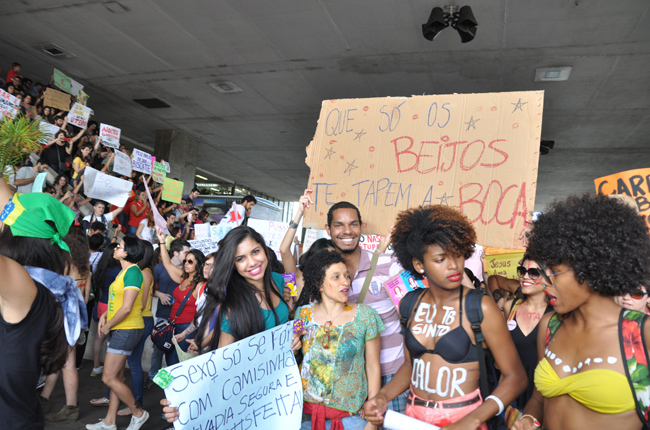 Foto mostra a Marcha descendo as escadas da Rodoviária do Plano Piloto de Brasília. Ao centro, estudantes da UnB e a conselheira do CFESS Marylucia Mesquita