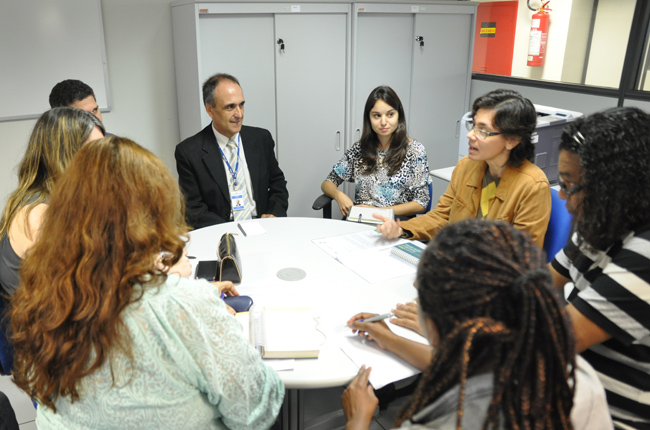 Foto da reunião da Fenasps e do CFESS com o INSS. Ao centro, o diretor de Gestão de Pessoas (DGP), José Nunes