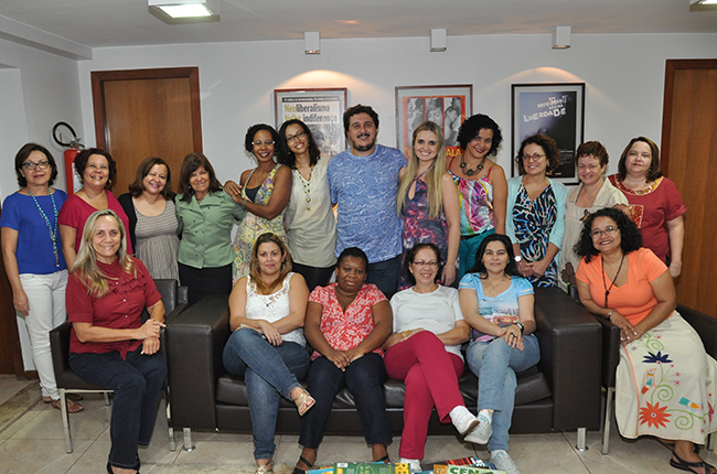 Imagem mostra conselheiras da nova gestão ao lado do presidente do CFESS Maurílio Matos