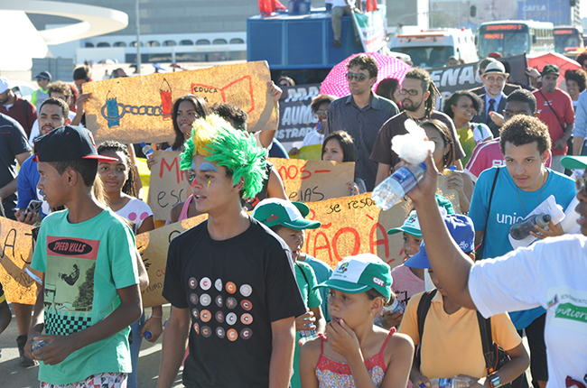 Imagem mostra crianças e adolescentes na marcha contra a redução da maioridade penal