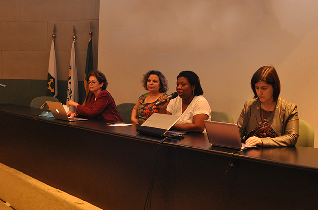Imagem mostra as conselheiras do CFESS na mesa que resgatou o histórico do debate