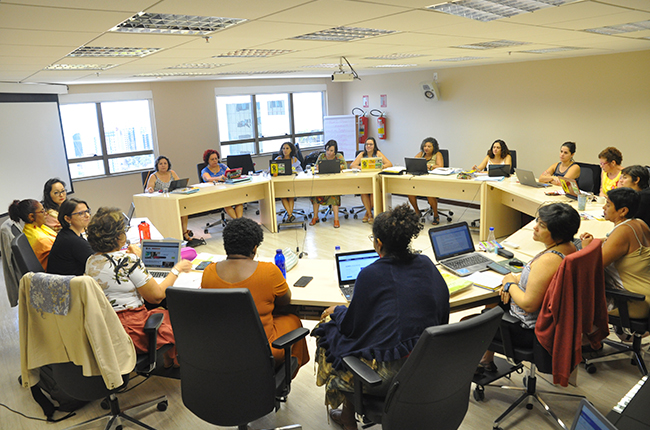 Imagem mostra conselheiras do CFESS reunidas em Plenário durante debate