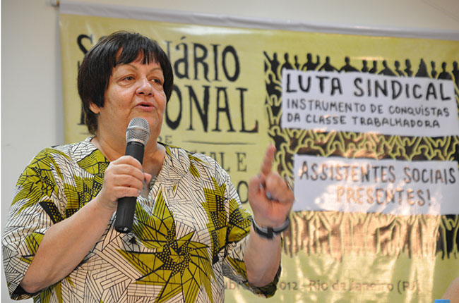 Imagem da professora Bia Abramides durante o Seminário Sindical, realizado em 2012