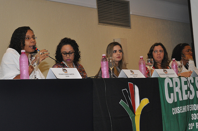 Imagem mostra a coordenadora da COFI do CFESS, Josiane Santos, durante fala sobre os instrumentos de fiscalização