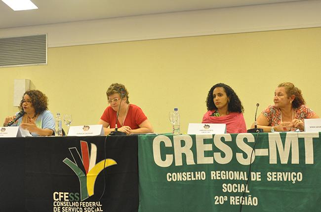 Imagem mostra participantes da mesa de encerramento. Em destaque, a vice-presidenta do CFESS, Esther Lemos