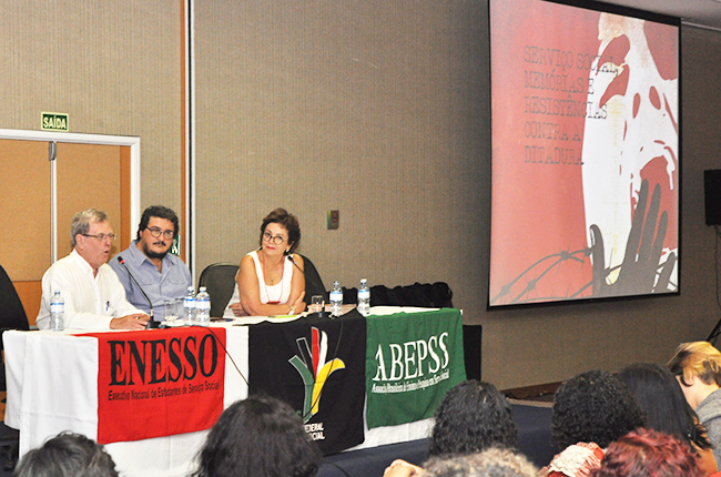 Imagem mostra mesa de lançamento do livro, com a participação de Vicente Faleiros, Maurílio Matos e Tânia Diniz