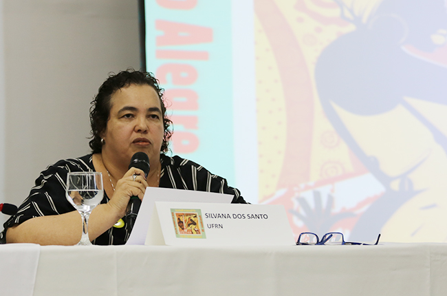 Imagem da professora Silvana Mara dos Santos durante a fala no evento.