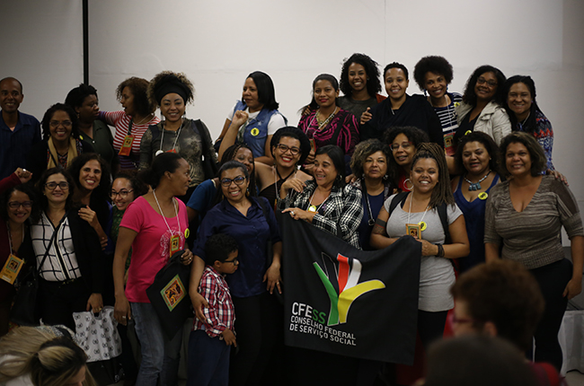 Imagem mostra as algumas mulheres negras participantes do evento reunidas para a fotografia, que registra um momento de alegria e de luta