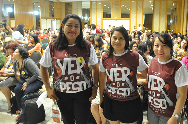 Imagem mostra três representantes do CRESS-PA vestindo a camisa com os dizeres Vem Ver o Peso da Nossa Amazônia
