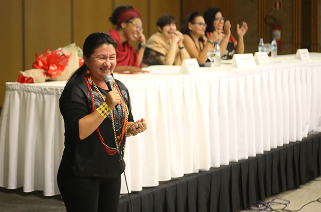 Imagem mostra a indígena Putira Sucuena, da etnia Baré - Médio Rio Negro, durante a fala final do evento que emocionou a Plenária Final 