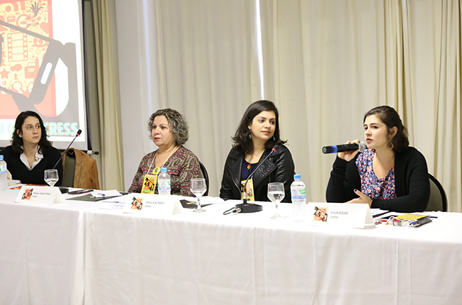 Coordenadora da Comissão de Comunicação do CFESS, Lylia Rojas, fala durante a primeira mesa do evento.