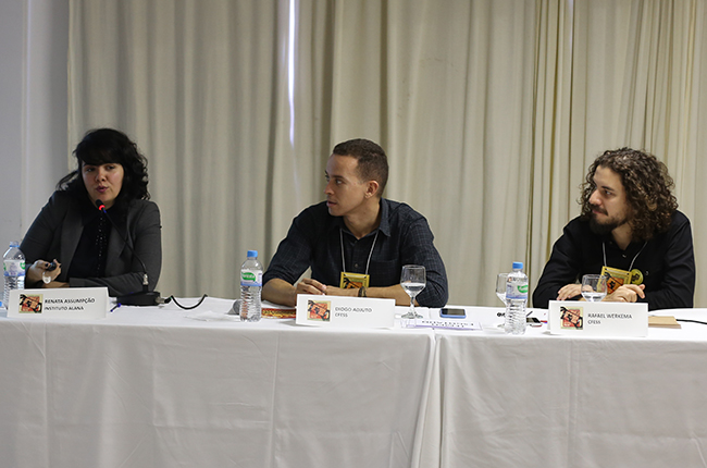 Imagem da mesa com a jornalista Renata Assumpção durante o Seminário de Comunicação.