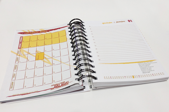 Imagem do miolo da agenda mostra calendário mensal e calendário diário