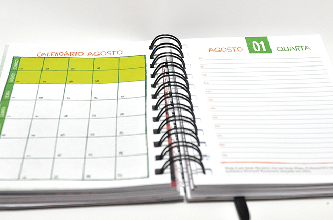 Imagem mostra mais páginas internas da agenda, com calendários mensais, espaço para anotações e textos de temas ligados à profissão