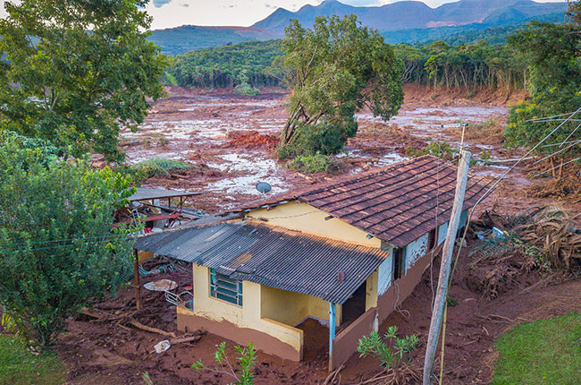 Imagem de uma casa destruída após o rompimento da barragem de Brumadinho.