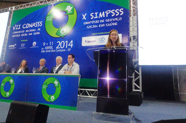 Conselheira do CFESS Maria Elisa Braga fala na mesa de abertura (foto: CFESS)